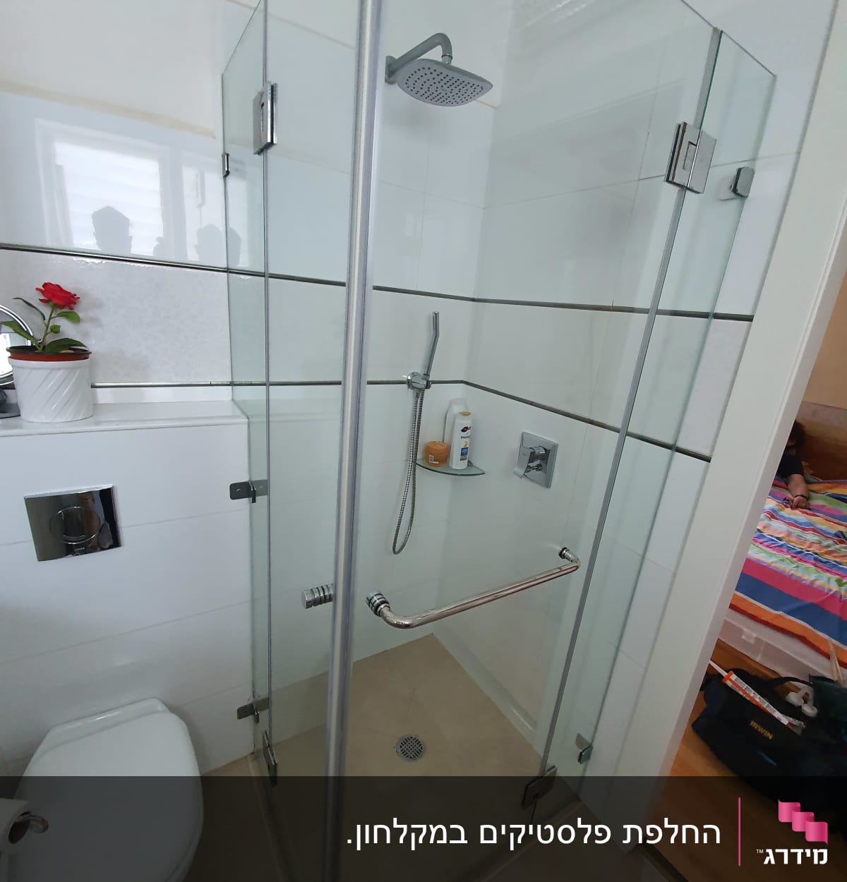 מקלחון זכוכית עם ראש מקלחת ומדף סבון